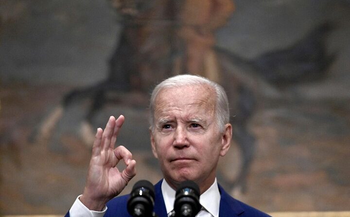 El presidente Joe Biden anuncia la condonación de los préstamos estudiantiles en la Sala Roosevelt de la Casa Blanca, en Washington, el 24 de agosto de 2022. (Olivier Douliery/AFP vía Getty Images)
