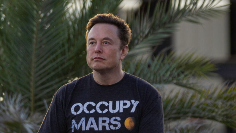 El fundador de SpaceX, Elon Musk, durante un evento conjunto de T-Mobile y SpaceX el 25 de agosto de 2022 en Boca Chica Beach, Texas. (Michael Gonzalez/Getty Images)