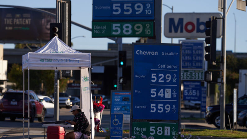 Los carteles de las gasolineras muestran el precio de la gasolina en Los Ángeles, California, el 21 de septiembre de 2022. (Allison Dinner/Getty Images)
