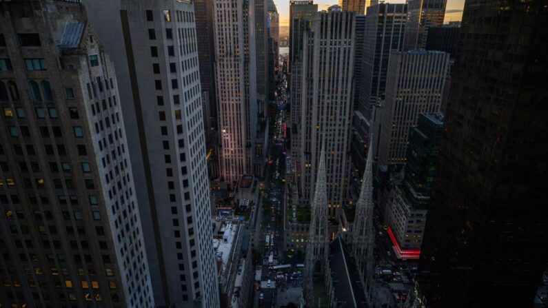 El tráfico se abre paso en Manhattan, Nueva York, el 22 de septiembre de 2022. (ED JONES/AFP vía Getty Images)

