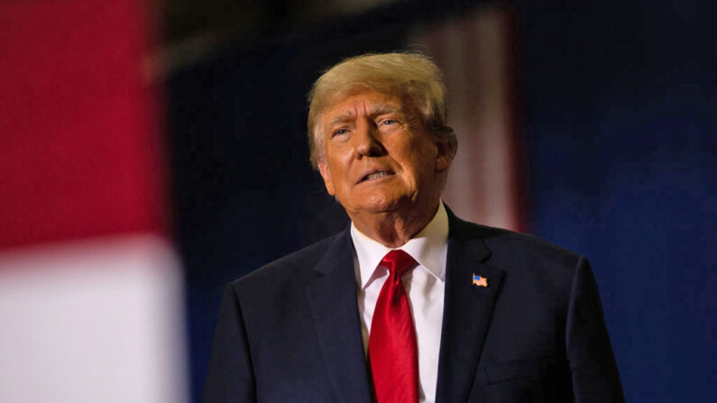 El expresidente Donald Trump se prepara para hablar durante un mitin de Save America el 1 de octubre de 2022 en Warren, Michigan. (Emily Elconin/Getty Images)