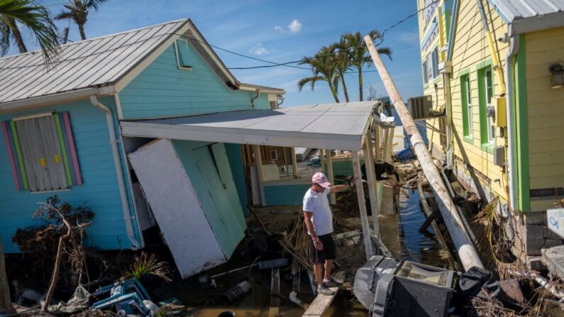 Un hombre frente a su casa destruida tras el paso del huracán Ian en Matlacha, Florida, el 3 de octubre de 2022. (Ricardo Arduengo/AFP vía Getty Images)