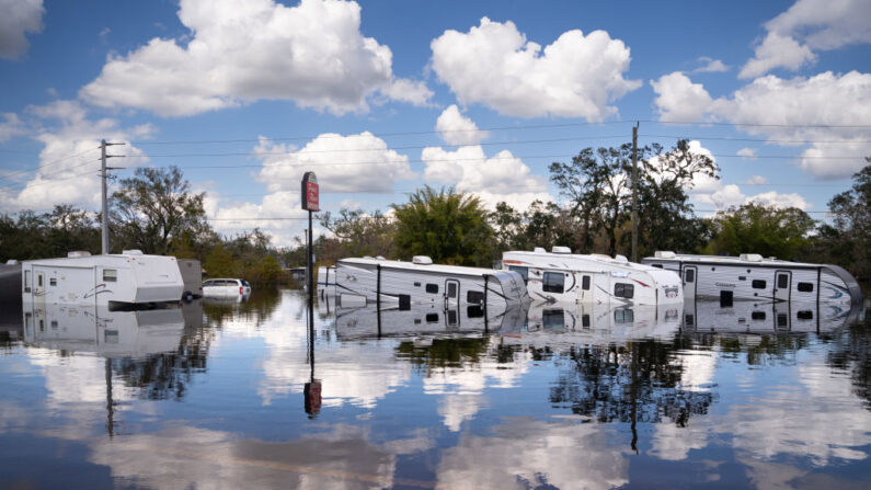 Los remolques de viaje son inundados por las aguas en el Peace River Campground el 4 de octubre de 2022 en Arcadia, Florida. (Sean Rayford/Getty Images)