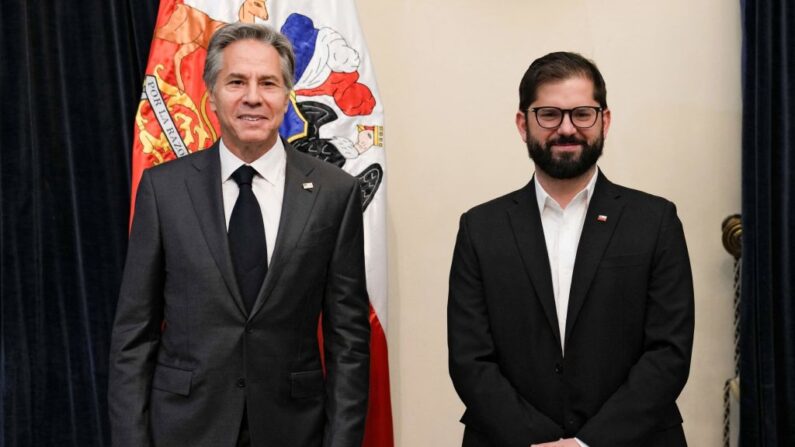 El secretario de Estado de EE.UU., Antony Blinken (i), y el presidente de Chile, Gabriel Boric, posan para una foto en el Palacio Presidencial de La Moneda, en Santiago (Chile), el 5 de octubre de 2022. (Esteban Felix/POOL/AFP vía Getty Images)