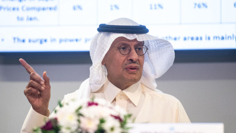 El ministro de Energía de Arabia Saudita, Abdulaziz bin Salman, habla en una rueda de prensa tras la 45ª Comisión Ministerial Conjunta de Seguimiento y la 33ª Reunión Ministerial OPEP y no OPEP en Viena, Austria, el 5 de octubre de 2022.  (Vladimir Simicek/AFP vía Getty Images)