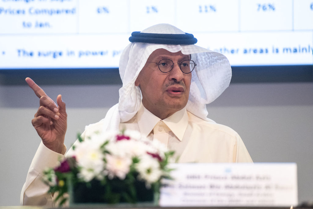 Arabia Saudita sorprende a los mercados manteniendo los precios de petróleo pese a recortes de la OPEP+