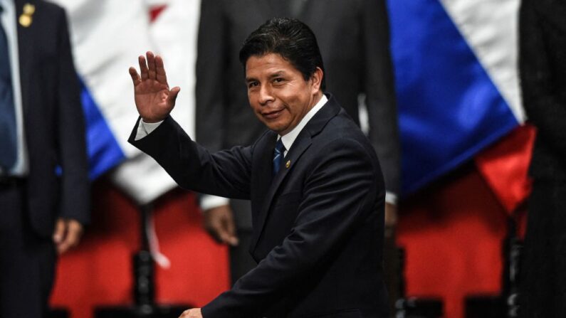 El expresidente peruano Pedro Castillo saluda durante la inauguración de la 52ª Asamblea General de la OEA en Lima (Perú) el 5 de octubre de 2022. (Ernesto Benavides/AFP vía Getty Images)