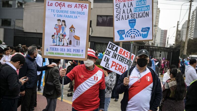 Activistas religiosos y conservadores protestan contra la 52ª Asamblea General de la Organización de Estados Americanos (OEA) en Lima (Perú), el 6 de octubre de 2022. (Ernesto Benavides/AFP vía Getty Images)