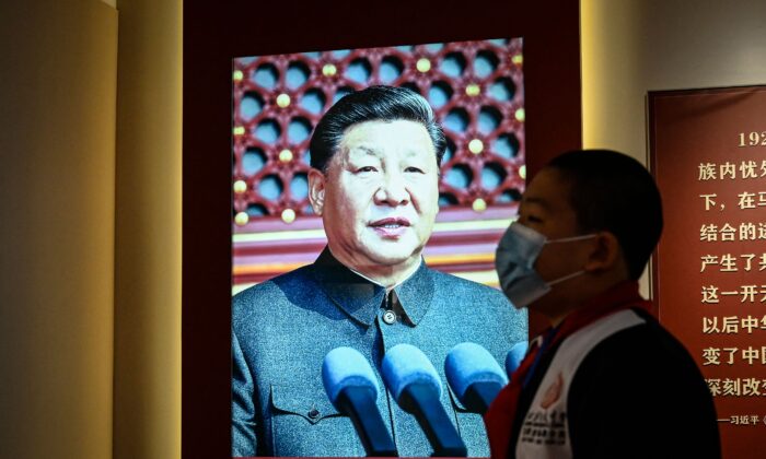 Una imagen del líder de China, Xi Jinping, se ve en una exposición sobre la historia del Partido Comunista Chino (PCCh), en el Edificio Rojo de la Universidad de Beijing, en Beijing, el 7 de octubre de 2022. (Jade Gao/AFP vía Getty Images)
