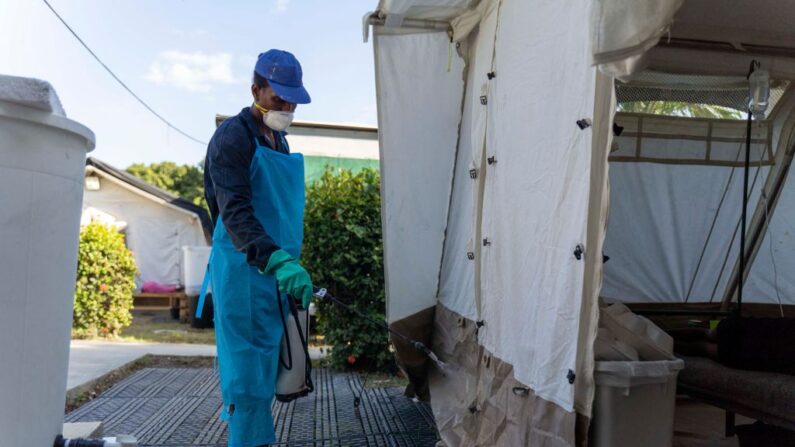 En una imagen de archivo, un trabajador desinfecta los alrededores de una clínica donde la gente recibe tratamiento contra el cólera. (Richard Pierrin/AFP vía Getty Images)