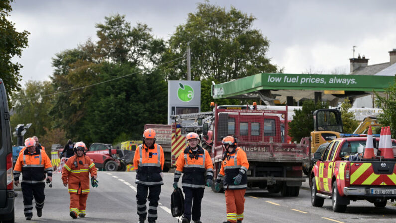 Los servicios de emergencia siguen trabajando en el lugar de la explosión de la estación de servicio de Applegreen el 8 de octubre de 2022 en Creeslough, Irlanda. (Charles McQuillan/Getty Images)