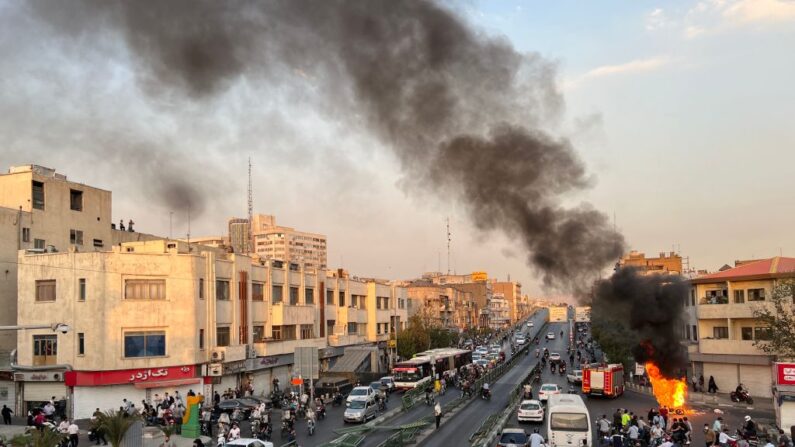 Una imagen obtenida por AFP en el exterior de Irán, muestra al parecer una motocicleta en llamas en la capital, Teherán, el 8 de octubre de 2022. (AFP vía Getty Images)