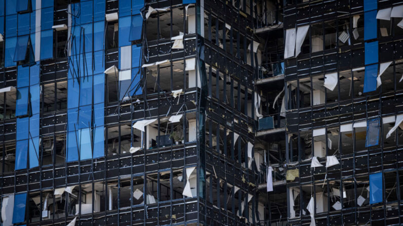 Un edificio de gran altura queda muy dañado mientras el personal de los servicios de emergencia acude al lugar de una explosión el 10 de octubre de 2022 en Kyiv, Ucrania. (Ed Ram/Getty Images)