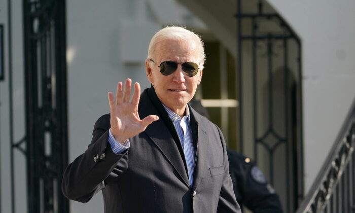 El presidente de Estados Unidos, Joe Biden, camina para abordar el Marine One en el Jardín Sur de la Casa Blanca en Washington, el 12 de octubre de 2022. (Mandel Ngan/AFP vía Getty Images)