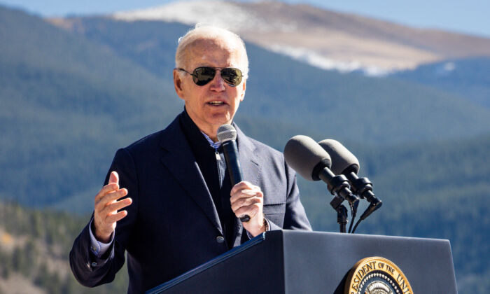 El presidente de EE.UU., Joe Biden, da un discurso antes de designar a Camp Hale como monumento nacional, en Red Cliff, Colorado, el 12 de octubre de 2022. (Michael Ciaglo/Getty Images)
