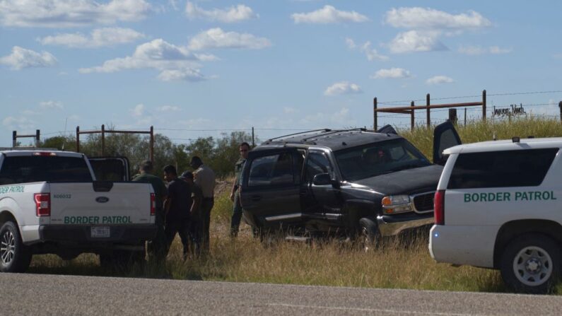 La Patrulla Fronteriza de EE.UU. y el Sheriff del Condado de Webb detienen un vehículo de contrabando de migrantes el 12 de octubre de 2022 en Laredo, Texas. (Allison Dinner/AFP vía Getty Images)