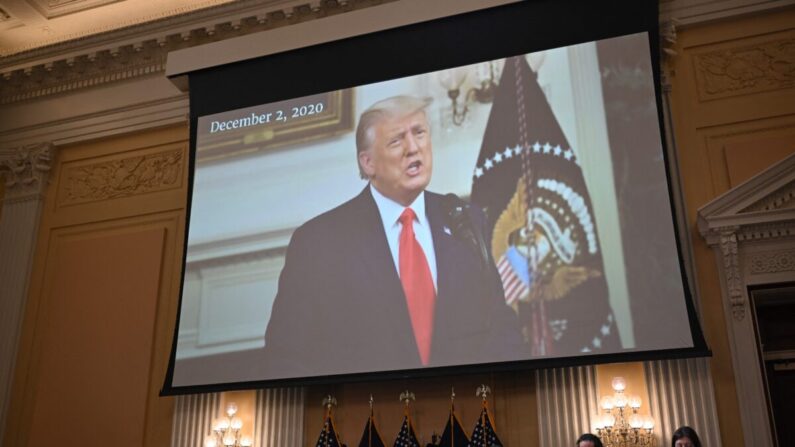 Se muestra un video del expresidente de Estados Unidos Donald Trump durante una audiencia del comité 6 de enero de la Cámara de Representantes en Washington el 13 de octubre de 2022. (Mandel Ngan/AFP vía Getty Images)
