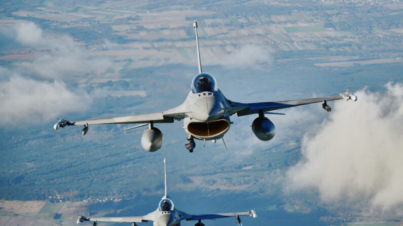 Aviones de combate F 16 participan en el ejercicio de blindaje aéreo de la OTAN cerca de la base aérea de Lask, en el centro de Polonia, el 12 de octubre de 2022. (RADOSLAW JOZWIAK/AFP vía Getty Images)
