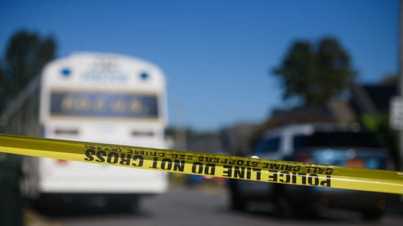 La cinta de la escena del crimen cruza Castle Pines Drive el 14 de octubre de 2022 en Raleigh, Carolina del Norte, en el barrio de Hedingham donde 5 personas fueron asesinadas a tiros. (Melissa Sue Gerrits/Getty Images)