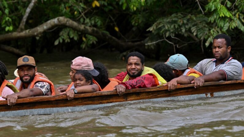 Migrantes durante su viaje en una piragua hacia Meteti a través del río Chucunaque desde la aldea de Canaán Membrillo, el primer control fronterizo de la provincia de Darién en Panamá, el 12 de octubre de 2022. (Luis Acosta/AFP vía Getty Images)