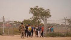 EE.UU. bate récord con más 2,7 millones de detenciones de migrantes en un año