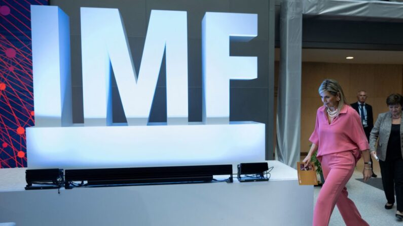 La reina Máxima de Holanda y la directora gerente del Fondo Monetario Internacional, Kristalina Georgieva, llegan para hablar durante la reunión anual de 2022 del FMI y el Banco Mundial, el 14 de octubre de 2022, en Washington, DC. (BRENDAN SMIALOWSKI/AFP vía Getty Images)

