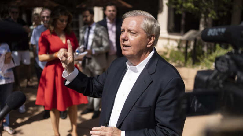 El senador Lindsey Graham (R-S.C.) habla con los medios de comunicación después de una mesa redonda en el marco de la gira America the Great organizada por Heritage Action for America en el Scottsdale Resort at McCormick Ranch en Scottsdale, Arizona, el 14 de octubre de 2022. (Rebecca Noble/Getty Images)
