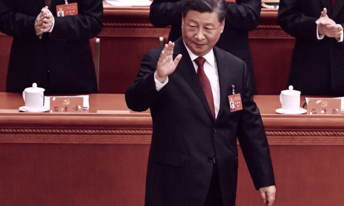 El líder chino Xi Jinping saluda a su llegada a la sesión de apertura del 20º Congreso del Partido Comunista Chino, en Beijing, el 16 de octubre de 2022. (Noel Celis/AFP vía Getty Images)