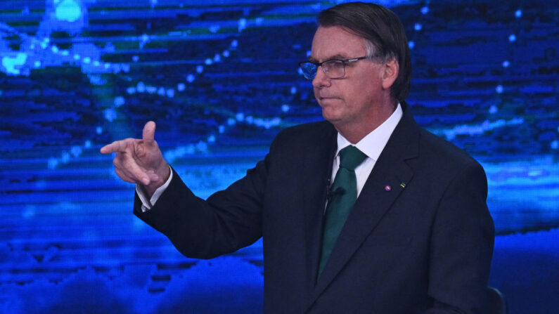 El presidente brasileño y candidato presidencial Jair Bolsonaro gesticula durante un debate presidencial televisado en Sao Paulo, Brasil, el 16 de octubre de 2022. (Nelson Almeida/AFP vía Getty Images)