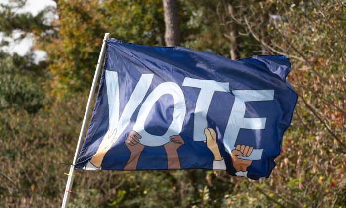 Una bandera con la palabra VOTE ondea en Duluth, Georgia, el 17 de octubre de 2022. (Megan Varner/Getty Images)
