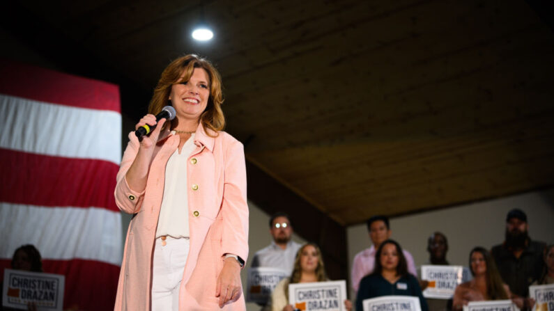 La candidata republicana a la gobernación, Christine Drazan, se dirige a sus electores durante un mitin el 18 de octubre de 2022 en Aurora, Oregón. (Mathieu Lewis-Rolland/Getty Images)
