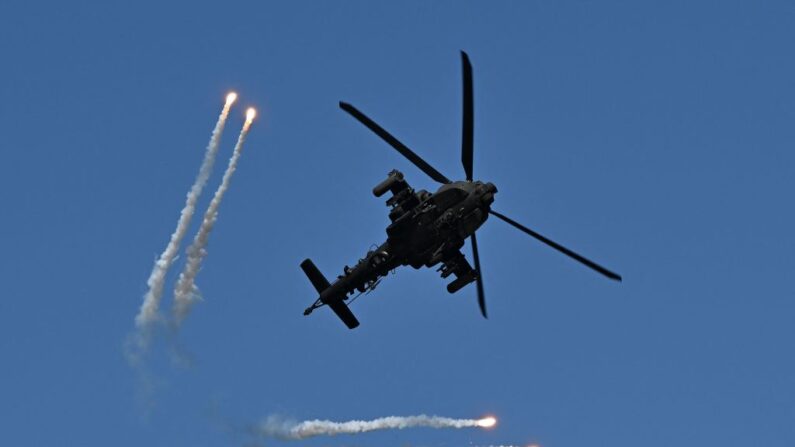 El helicóptero AH64 Apache de Corea del Sur dispara proyectiles de bengala durante un simulacro entre Corea del Sur y Estados Unidos como parte del ejercicio militar anual Hoguk en Yeoju el 19 de octubre de 2022. (Jung Yeon-je / AFP vía Getty Images)