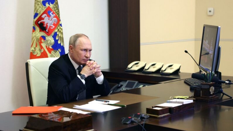 El presidente ruso Vladimir Putin preside una reunión del Consejo de Seguridad a través de una videoconferencia en la residencia estatal de Novo-Ogaryovo, a las afueras de Moscú, el 19 de octubre de 2022. (Sergei Ilyin/SPUTNIK/AFP vía Getty Images)