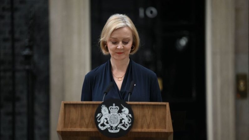 La primera ministra británica Liz Truss pronuncia un discurso frente al número 10 de Downing Street, en el centro de Londres, el 20 de octubre de 2022, para anunciar su dimisión. (DANIEL LEAL/AFP vía Getty Images)