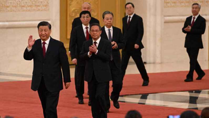 El líder del PCCh, Xi Jinping (delante), camina con los miembros del nuevo Comité Permanente del Politburó del Partido, el máximo órgano de decisión de la nación, mientras se reúne con los medios de comunicación, en el Gran Salón del Pueblo, en Beijing, el 23 de octubre de 2022. (Noel Celis/AFP vía Getty Images)
