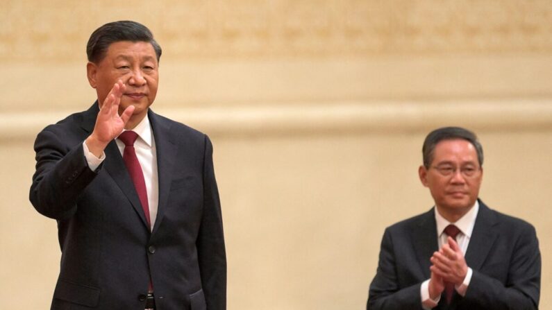 El presidente de China, Xi Jinping (izq.), saluda a Li Qiang, miembro del nuevo Comité Permanente del Politburó del Partido Comunista Chino, el máximo órgano de decisión del país, mientras se reúnen con los medios de comunicación en el Gran Salón del Pueblo en Beijing el 23 de octubre de 2022. (WANG ZHAO/AFP vía Getty Images)

