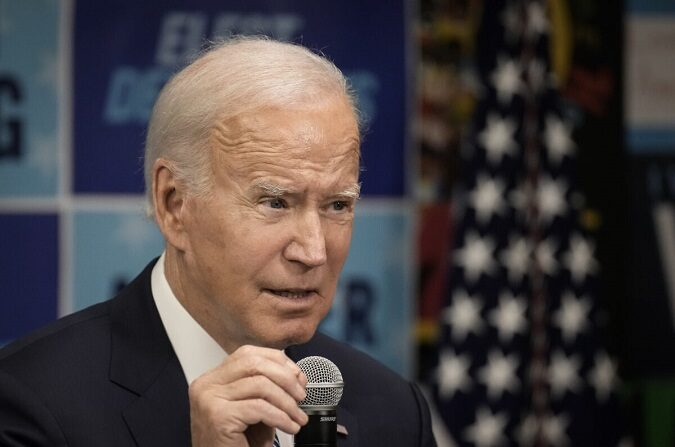 El presidente de Estados Unidos, Joe Biden, habla en la sede del Comité Nacional Demócrata (DNC) en Washington el 24 de octubre de 2022. (Drew Angerer/Getty Images)
