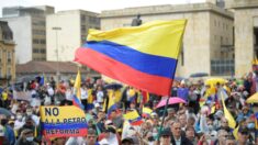 Miles de personas protestan en Colombia contra medidas del gobierno de Petro