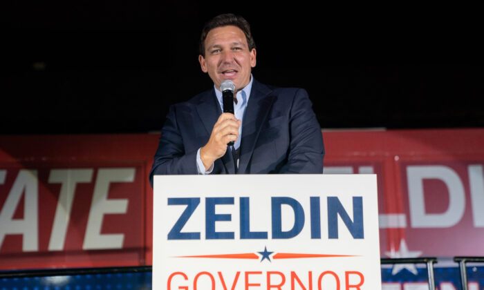 El gobernador de Florida, Ron DeSantis, hace campaña junto con el aspirante a gobernador republicano de Nueva York, el representante Lee Zeldin (R-N.Y.), en Hauppauge, NY, el 29 de octubre de 2022. (David Dee Delgado/Getty Images)
