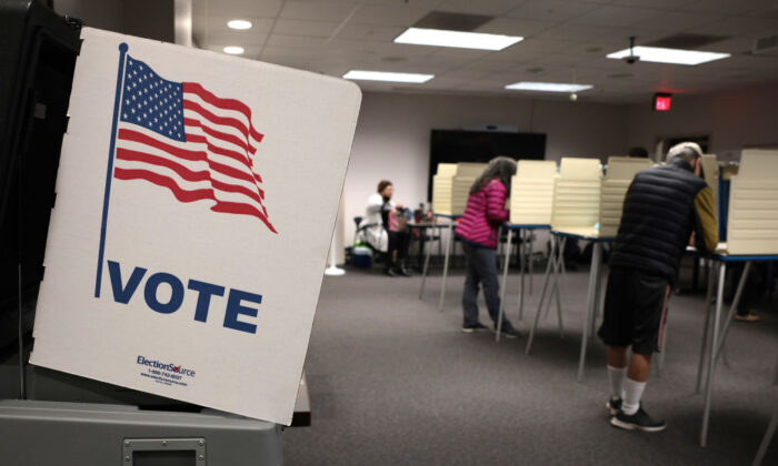 Los residentes de Virginia votan en el Centro de Gobierno del Condado de Fairfax en Fairfax, Virginia, el 2 de noviembre de 2021. (Win McNamee/Getty Images)