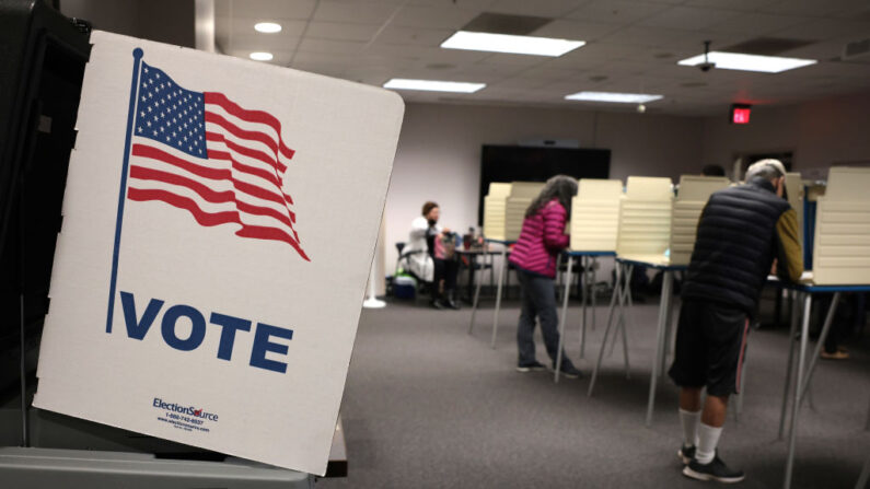 Los residentes de Virginia votan en el Centro de Gobierno del Condado de Fairfax en Fairfax, Virginia, el 2 de noviembre de 2021. (Win McNamee/Getty Images)

