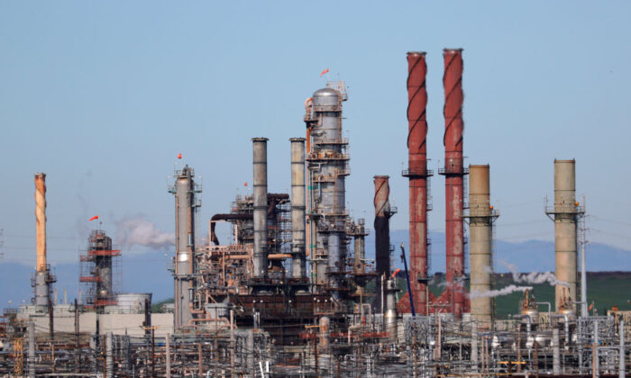 Una vista de la refinería de Chevron en Richmond, California, el 17 de noviembre de 2021. (Justin Sullivan/Getty Images)