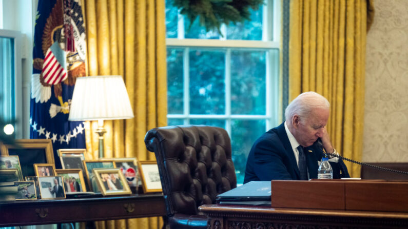 El presidente de Estados Unidos, Joe Biden, habla por teléfono desde el Despacho Oval de la Casa Blanca el 09 de diciembre de 2021 en Washington, DC. (Doug Mills-Pool/Getty Images)