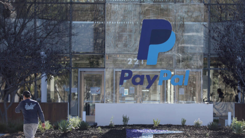 Un cartel frente a la sede de PayPal, en San José, California, el 02 de febrero de 2022. (Justin Sullivan/Getty Images)
