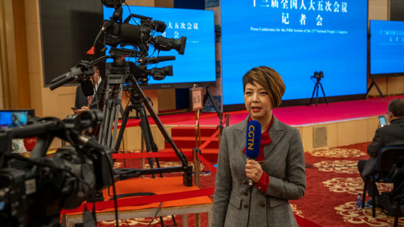 Una periodista del medio de comunicación estatal chino CGTN reporta en el Centro de Medios de Comunicación el 07 de marzo de 2022 en Beijing, China. (Andrea Verdelli/Getty Images)