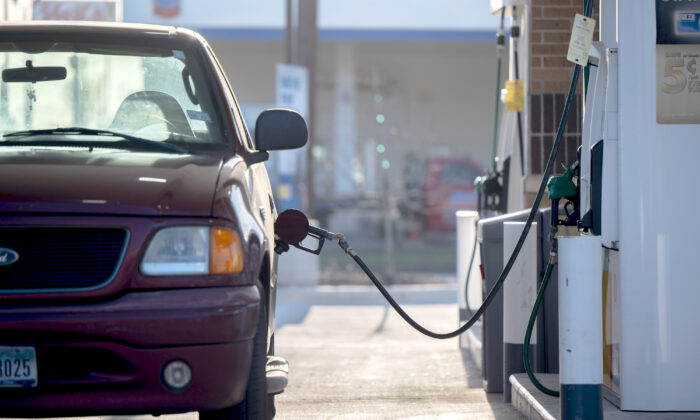 Se ve un surtidor de gasolina situado mientras bombea gasolina en una gasolinera Shell en Houston, Texas, el 1 de abril de 2022. (Brandon Bell/Getty Images)