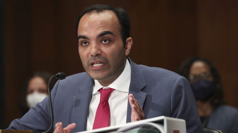 El director de la Oficina de Protección Financiera del Consumidor, Rohit Chopra, testifica ante el Comité de Banca, Vivienda y Asuntos Urbanos del Senado el 26 de abril de 2022 en Washington, DC. (Win McNamee/Getty Images)
