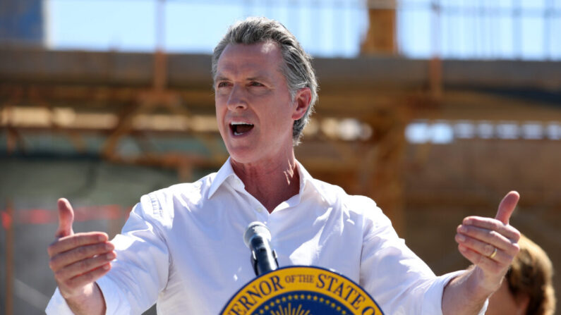 El gobernador de California, el demócrata Gavin Newsom, habla con los periodistas durante una visita a la planta de tratamiento de agua de Antioch, California, el 11 de agosto de 2022. (Justin Sullivan/Getty Images)
