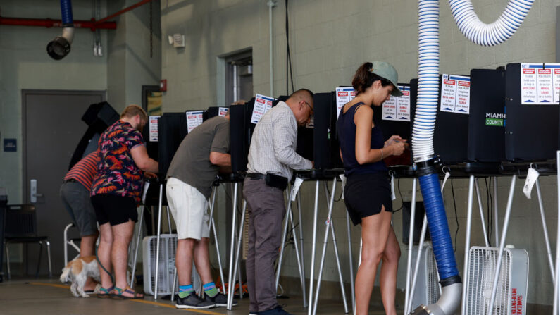 Los votantes emiten sus votos en un centro de votación instalado en una estación de bomberos el 23 de agosto de 2022 en Miami Beach, Florida. Los votantes de todo el estado emiten sus votos durante las elecciones primarias de Florida. (Joe Raedle/Getty Images)