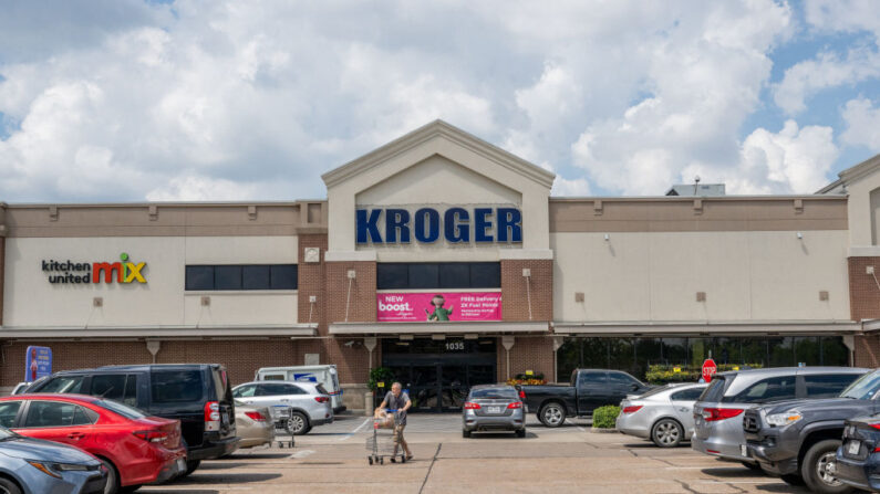 Un cliente sale de una tienda de comestibles Kroger el 09 de septiembre de 2022 en Houston, Texas. (Brandon Bell/Getty Images)